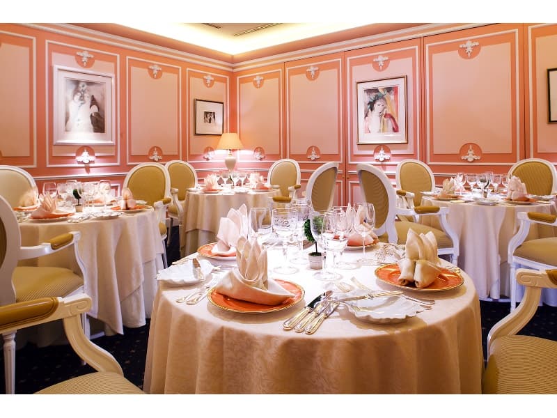 フランス料理「クイーンアリス」(3階)個室「レッド・クイーン」パステルピンクで統一されたヨーロピアンスタイルの室内は、マリー・ローランサンの絵画が飾られたプライベートミュージアム。お食事はもちろん、その豪華なインテリアでも最高のひとときをご提供します。