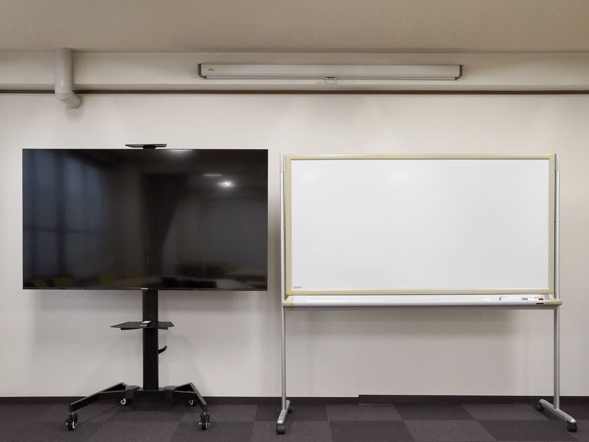 75インチのモニターとホワイトボードを組み合わせてプレゼンできます。
