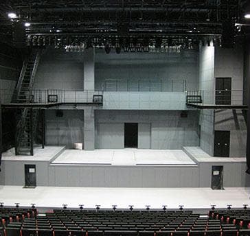 ■シアターＧロッソ
舞台は下段・中段・上段の3層式となっており、 イベント内容に応じてスライド式の幕で舞台を仕切って使用できます。
また、最新の映像システムと300インチの昇降式スクリーンを完備。より幅広いご要望への対応が可能になりました。
