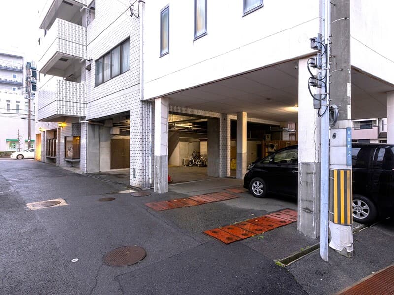 【駐車場】ホテル併設の駐車場。先着順で6台までご利用いただけます。
