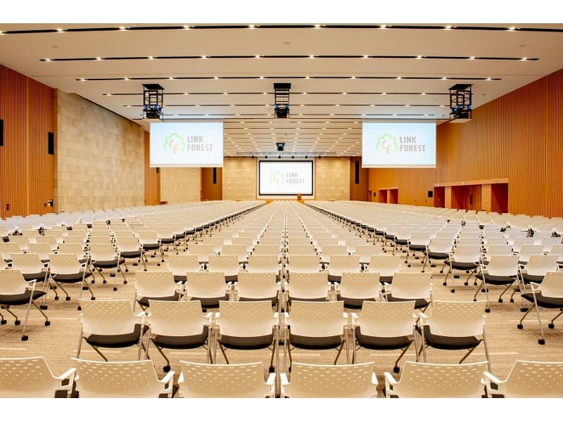●FOREST HALL（全体利用） ▶最大1,500人収容可能で、式典や大規模の説明会・パーティに適した会場。
イベント規模に合わせ分割した広さでのご利用も可能です。