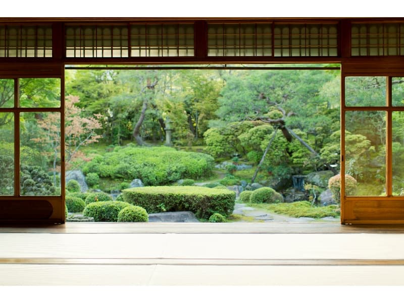桜鶴苑の日本庭園は、庭師｢七代目小川治兵衛｣(通称｢植治｣)が手掛けたもの。
明治の元勲・山縣有朋の別荘｢無鄰菴｣｢平安神宮｣｢円山公園｣など
｢植治の庭｣は多数存在していますが、
桜鶴苑庭園は一般公開されておらず、
研究家の間でも貴重な例として認知されています。