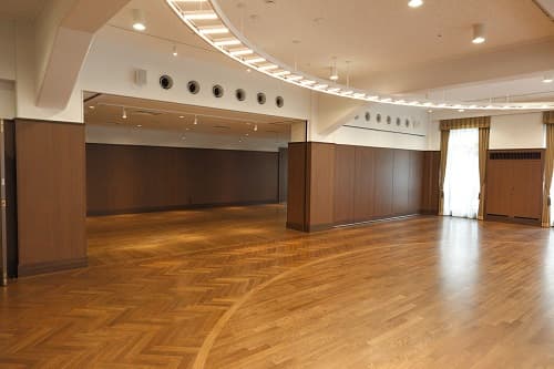ホール1&2
・可動間仕切りを開くことも可能です。
・立食　最大100名　　　着席　66名
面積213㎡　　　天井高3.35ｍ