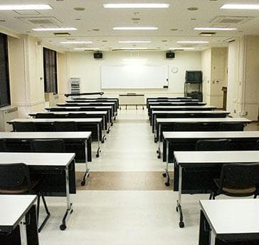研修・会議室は5タイプ7室をご用意。数名から100名以上まで対応可能です。
ビデオプロジェクターや自立型スクリーン、可動式ホワイトボードなどレンタル備品も完備しております。