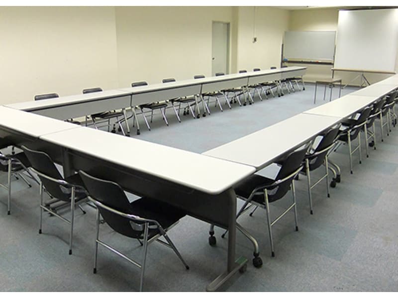 ■３号会議室（地下１階）

小さなセミナーや研修、面談等に向いています。
１号・２号会議室と併用でよく利用されます。