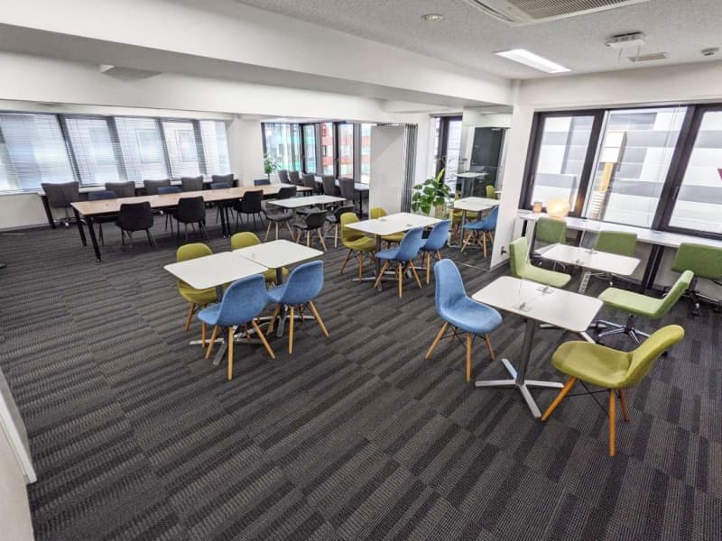 「多様なスペース＆会議室」
大人数から少人数の会議室をご用意。夜は22時まで営業。イベントもゆったり。待合スペースにはフリードリンクをご用意！