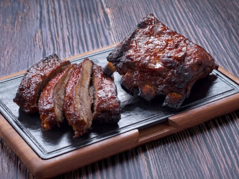 【ポークスペアリブ】ハワイアンBBQといえばこちらのお料理。ボリューミーな食べ応え満点のお料理で、ゲストも驚くこと間違いなしです。