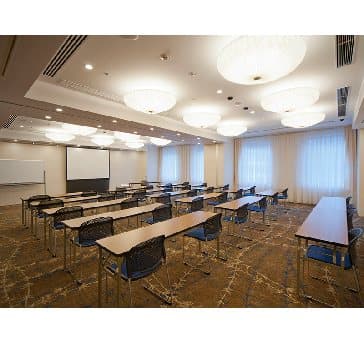 最大シアター型で１００名収容可能です。

お客様の用途に合わせてレイアウトさせていただきます。

「会議・研修・セミナー・展示会・パーティー等」様々なニーズに合わせてご利用いただけます。