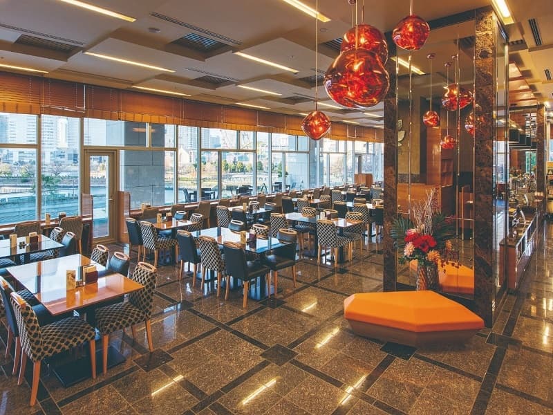 【3階 直営レストラン　ラ・ベランダ】
店内は明るい陽光が差し込み、
夜は素晴らしい横浜の夜景を楽しむことができ、
広々とした空間でゆったりとお過ごしいただけます