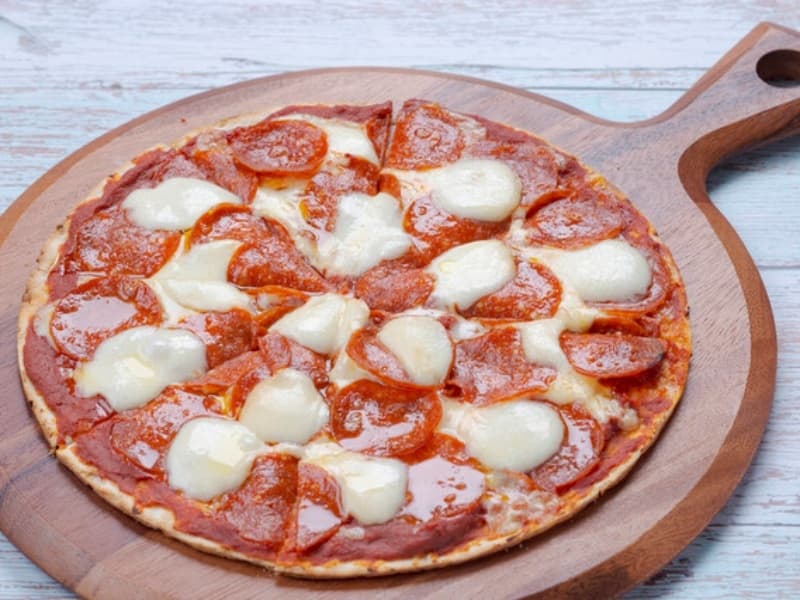 【Pizzaペパロニ＆スカモルツァ】生地が見えないほどふんだんに敷き詰められた、たっぷりのペパロニと、芳醇な香りの燻製チーズ「スカモルツァ」を合わせた相性間違いなしの一品です。