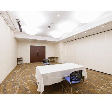 最大シアター型で４８名収容可能です。

お客様の用途に合わせてレイアウトさせていただきます。

「会議・研修・セミナー・展示会・パーティー等」様々なニーズに合わせてご利用いただけます。