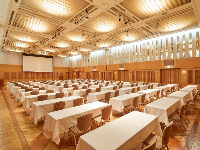 3F SAKURA HALL（サクラホール） 417㎡
スクール形式 1卓2名掛：150名様／1卓3名掛：234名様

天井高5.8メートルのゆったりと解放感のあるバンケットルーム。可動式のステージやスクリーン、収納式の座席でフレキシブルな構造になっています。