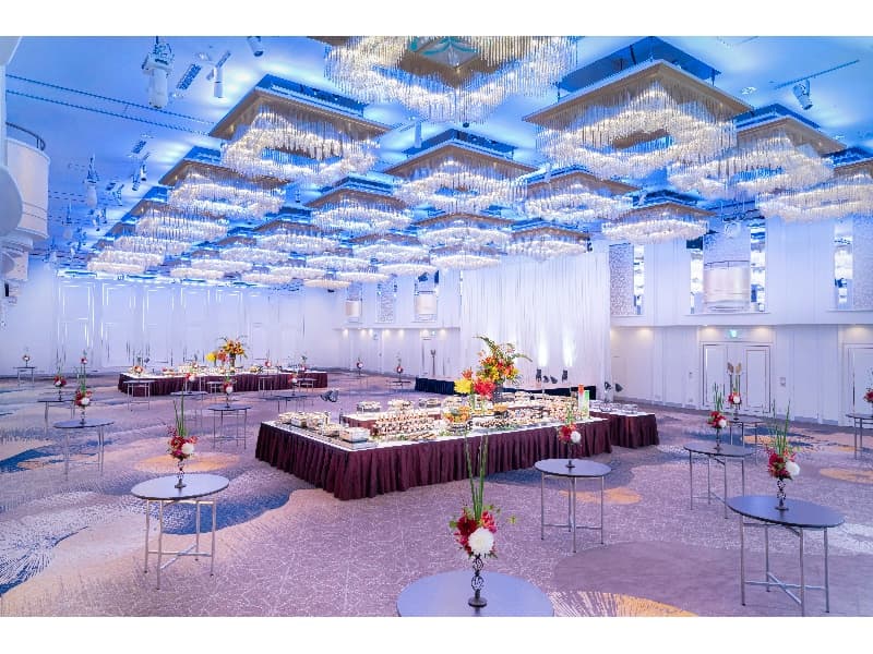 「飛翔」
浅草ビューホテルで最大の規模と華やかさを誇る大宴会場。ゆとりある天井、華やかにきらめく照明、そして輝きを放つシャンデリア…。そのすべてがご宴会の雰囲気をいっそう盛り上げます。


最大収容人数：ブッフェ1,200名　
ディナー600名 スクール675名