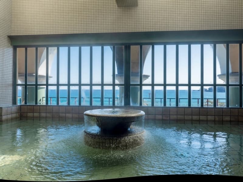 「とろとろの湯触りの天然温泉」
太平洋の超深層1,000mから湧き出る天然温泉は、乳白色でとろみのある湯触りが特徴です。
筋肉や関節の疲れをやさしく癒し、マリンアクティビティやお遍路後の疲労回復にもおすすめです。