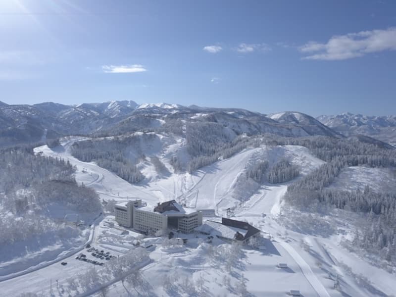 【施設全景/ウインターシーズン】
標高６５０ｍの津南高原に広がるオールシーズンリゾート