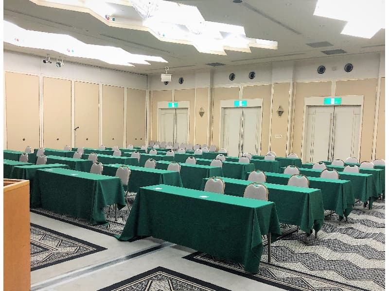 会議形式・スクールスタイル（イメージ）
中宴会場「鳴尾」は全室使用、および2分割使用ができます。ご利用人数にあわせてお選びください。