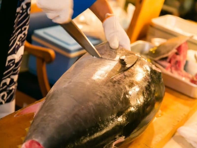 【オプション：マグロの解体ショー】
日本の職人技が見せる最高のエンターテインメント「マグロ解体ショー」
1匹まるまるのマグロを職人が華麗にさばきます。