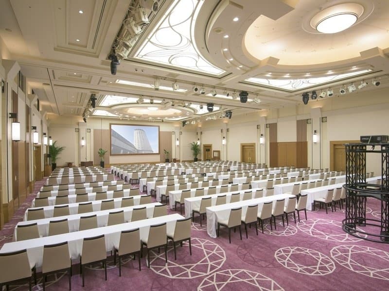 《2階 グレイス》
ブライトンホテルのメインで最大級の宴会場。
270インチ大スクリーンも完備。