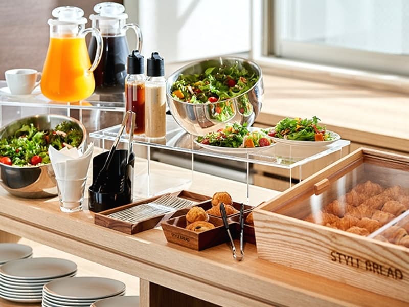 ■朝食（BREAKFAST）
健康的な朝食を…
忙しい朝にぴったりな軽くてヘルシーな朝食をセルフスタイルでご提供しております。
お好みに合わせてお楽しみください。
※朝食時間7:00～10:00