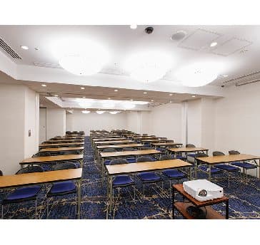 最大シアター型で１１０名収容可能です。

お客様の用途に合わせてレイアウトさせていただきます。

「会議・研修・セミナー・展示会・パーティー等」様々なニーズに合わせてご利用いただけます。