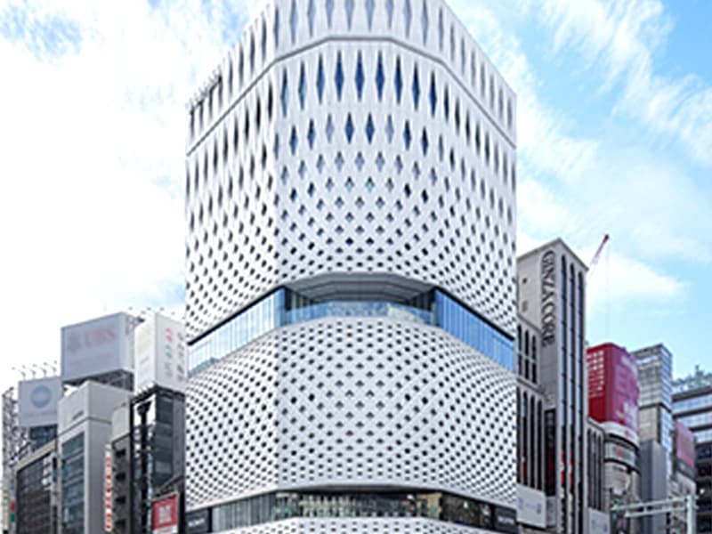 銀座線・日比谷線・丸ノ内線の3線が乗り入れる東京メトロ「銀座駅」に直結。 有楽町線「銀座一丁目駅」やJR「有楽町駅」も徒歩圏内と、アクセス抜群の立地です。