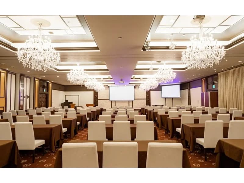 【本館1階】グランフローラ　着席～250名・立食～500名
スクール～306名・シアター～600名