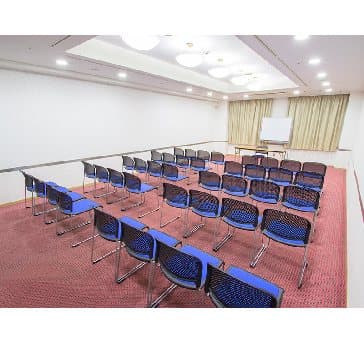 最大シアター型で７０名収容可能です。

お客様の用途に合わせてレイアウトさせていただきます。

「会議・研修・セミナー・展示会・パーティー等」、様々なニーズに合わせてご利用いただけます。