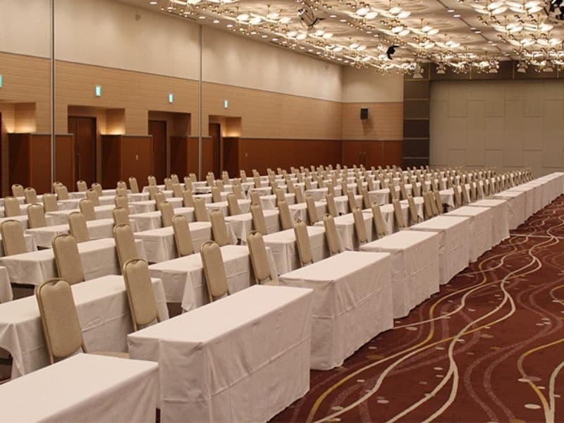 2F 大宴会場 鳳 凰
ご利用人数に合わせて会場を最大4分割にすることも可能。講演会、記念パーティー、セレモニーなど、多目的にご利用いただけます。