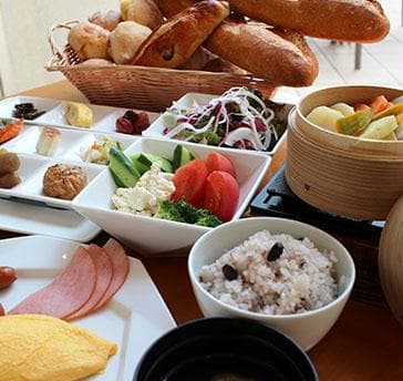 朝食は１階レストランにてご用意。
食物繊維とビタミン豊富な新鮮サラダと
栄養豊富で低カロリーの十六穀米など
健康・美容をテーマにした和洋どちらも楽しめる朝食ブッフェ。