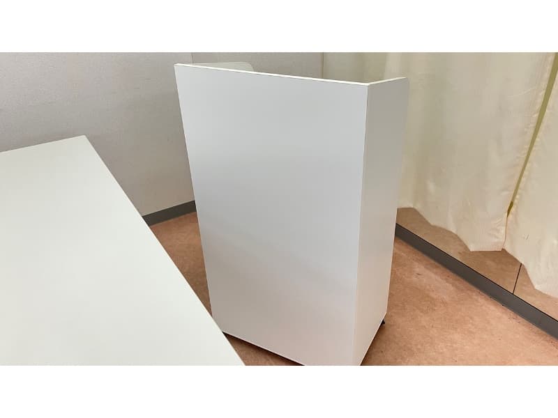 講演会、展示会などイベント会場のスピーチで使用する演台・司会台も無料で貸し出ししております。
パソコンや資料、荷物を置くのにとても便利です。
