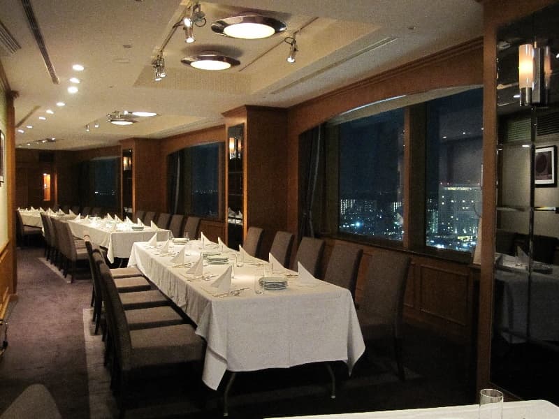 《22階 ペントハウス》
他の宴会場とは違い、シックな雰囲気。
ベイエリアが一望できます。