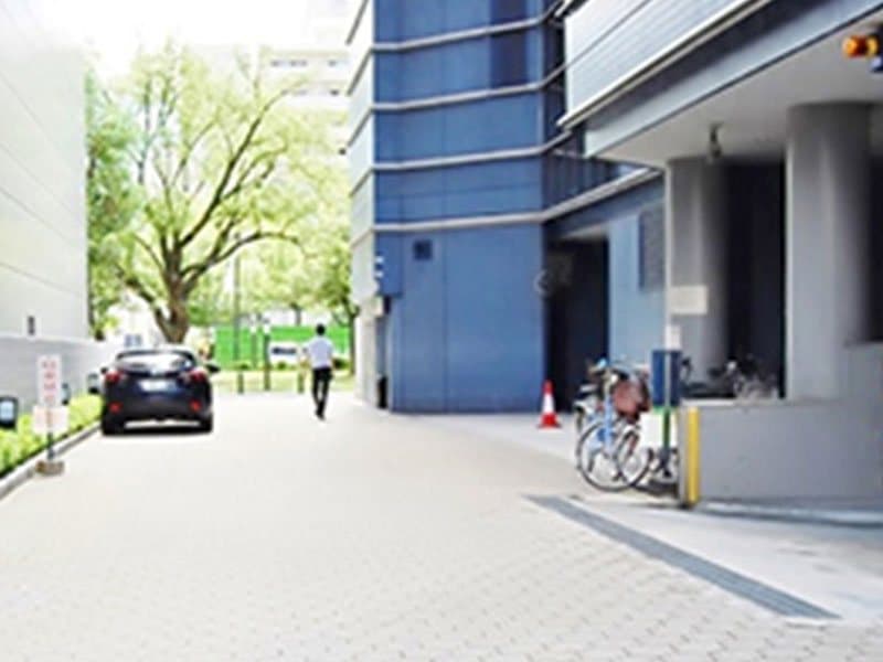 搬入時に車両を一時停車していただけます。
※共有スペースですので、長時間の停車はご遠慮ください。