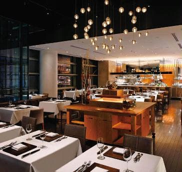 【Salvatore Cuomo Bros.】
着席:80名　立食:120名
集いの夜をさらに豊かなものにしてくれるラグジュアリーなパーティスペース。大切なビジネスディナーに、お仲間同士での楽しいパーティに、幅広くご利用いただけます。
