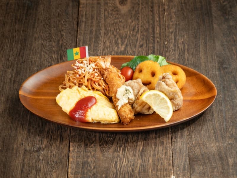 【お子様パスタ】トマトパスタ、エビフライ、チキンフリット、オムレツ、ポテトフライと盛りだくさん。ご注文は小学生以下のお客様に限らせていただきます。その他のお子様メニューもございます。