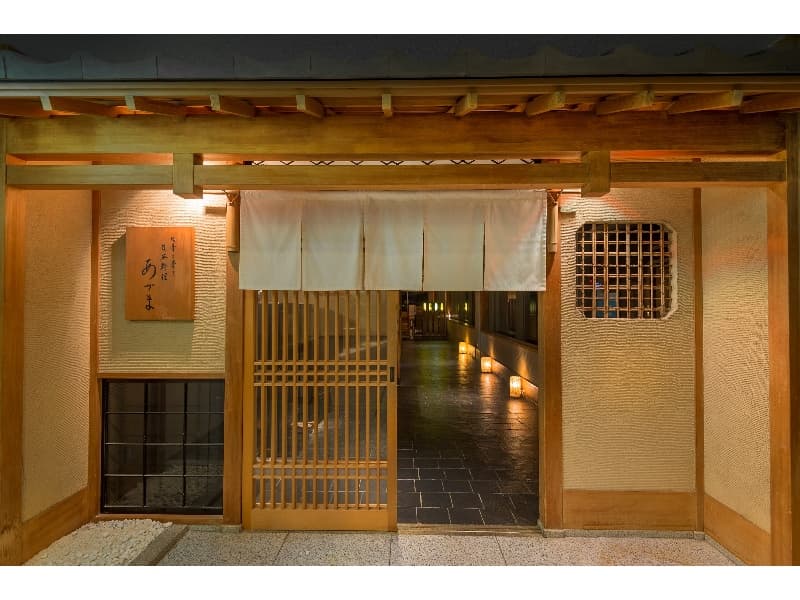 日本料理「あづま」
四季折々の食材を、季節感のある丁寧な盛り付けで。和モダンスタイルの店内で、月替わりで旬を取りこんだ会席料理と繊細な一品料理を日本のおもてなしの心で提供します