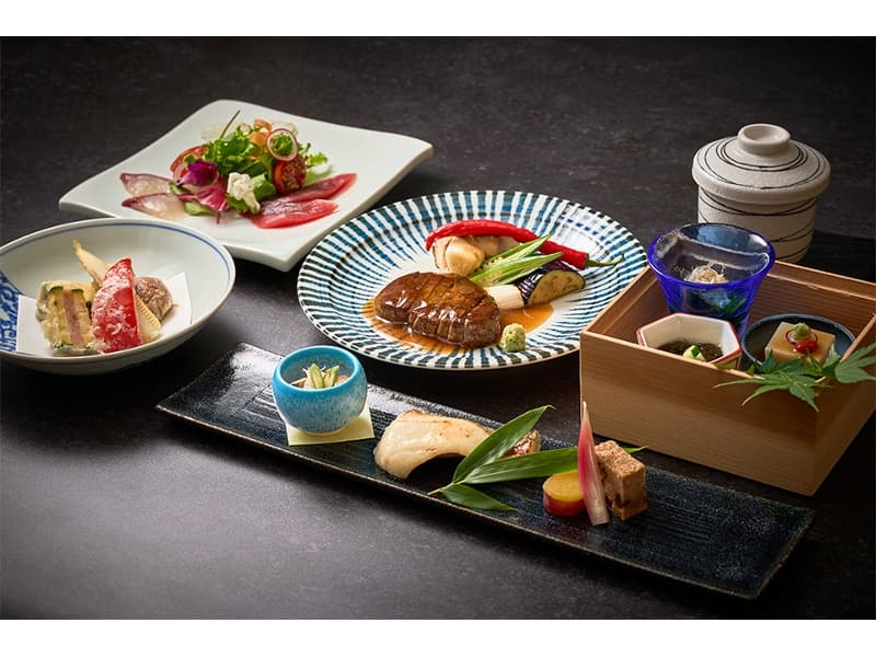 日本料理「桜丘」の味わい深いお料理が宴会場でお召し上がりいただけます。新鮮な食材にこだわったお料理は、幅広い層のお客さまからご好評いただいております。