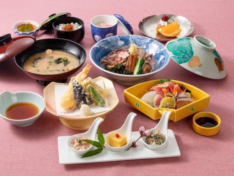 「梅プラン」
徳島ならではの味覚を気軽に楽しめるカジュアル御膳です。
シンプルながらも彩り豊かに仕上げ、旅のひとときを軽やかに彩ります。