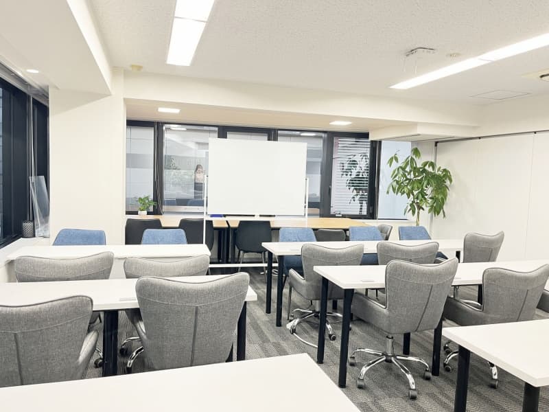 「SpaceA」
・全体面積：45㎡
・収容人数：30名（着席21名）
・プロジェクター・スクリーン　無料貸出し