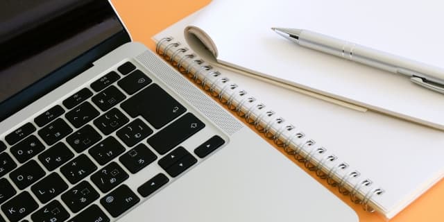 PCとスマートフォンで情報を管理するイメージ