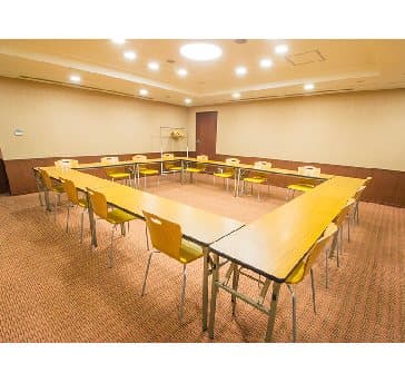 最大シアター型で50名収容可能です。
企業説明会・講演会・研修会・会議 など様々な用途にご対応致します。
また、アパレル展示会やイベントルームとしてのご利用にも最適です。
