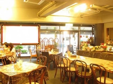 千葉市中央区に位置する「cafe dining オレンジ」は、20名から最大80名まで貸切利用が可能なダイニングカフェです。
