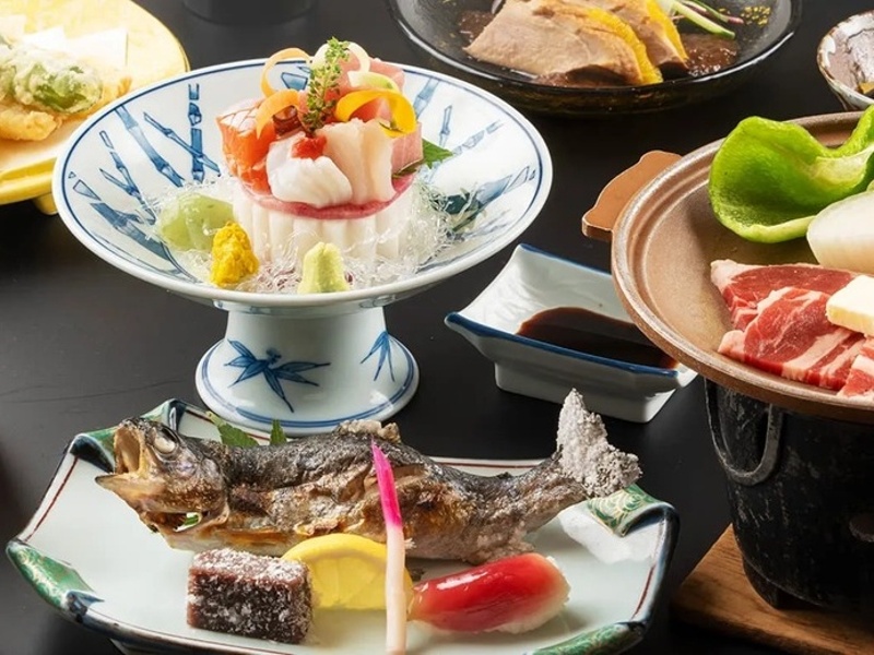 「魚山亭」の名にふさわしく、魚料理が自慢。地元の川で釣った新鮮魚を堪能いただけます。また、魚の他にジビエ肉を使った料理もございます。山川の恵みを楽しめるお料理をご提供しております。
