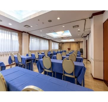 104名様までご利用いただける中会議室です。