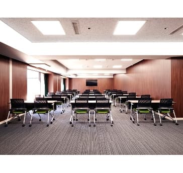 企業研修はもちろん、試験、講演会、会議など使い勝手のよい研修室です。
大型モニターを搭載しており、教材説明、プレゼンテーションの利用におすすめです。