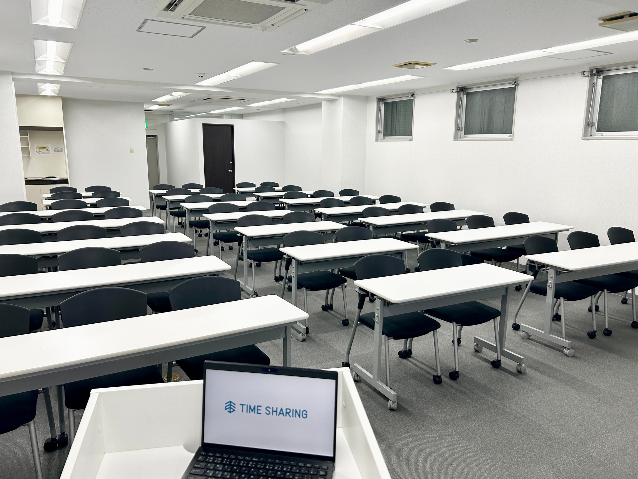 司会台からは全体が見渡せます!