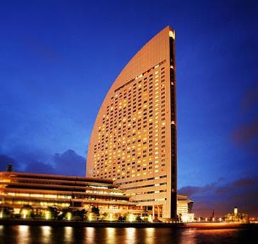 みなとみらい駅クイーンズスクエア口より徒歩5分。
みなとみらい地区で最も海際に位置し、都市にありながらリゾート気分を堪能できるホテルです。