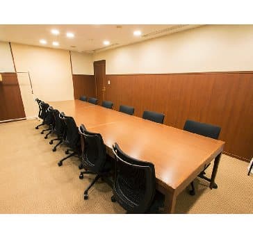最大ロの字型で12名収容可能です。
採用面接・各種控室・少人数での会議など、多用途にご利用頂いております。