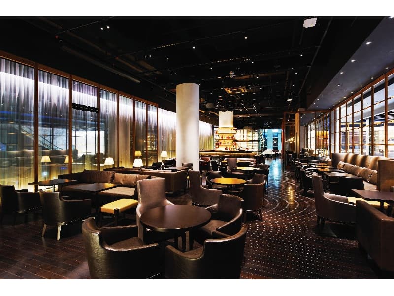 【The BAR】
着席:90名 立食:180名
深い寛ぎと密度感溢れるサウンドが溶け合う天井高5.4mの大空間。BGMという概念を超えた臨場感溢れる外国人ミュージシャンたちのライブが魅力。
※パーティでライヴをご希望の場合はご相談下さい。