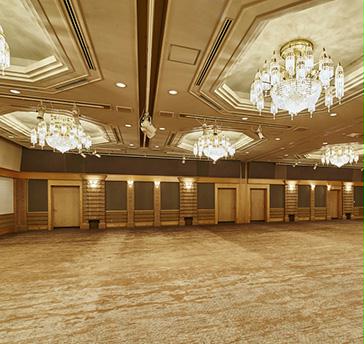 館内最大の広さを誇る【アトランティック】360㎡
スクール:246名様 シアター:390名様
着席:170名様 立食:250名様
天井に大きなクリスタルシャンデリアを配した気品に満ちたデザインの大宴会場。2つに分割可能で、会議と懇親会のご利用にも最適です。
