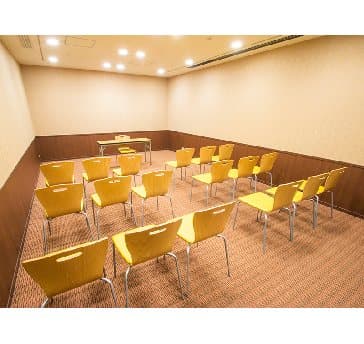 最大シアター型で30名収容可能です。
企業説明会・講演会・研修会・会議 など様々な用途にご対応致します。
また、アパレル展示会やイベントルームとしてのご利用にも最適です。